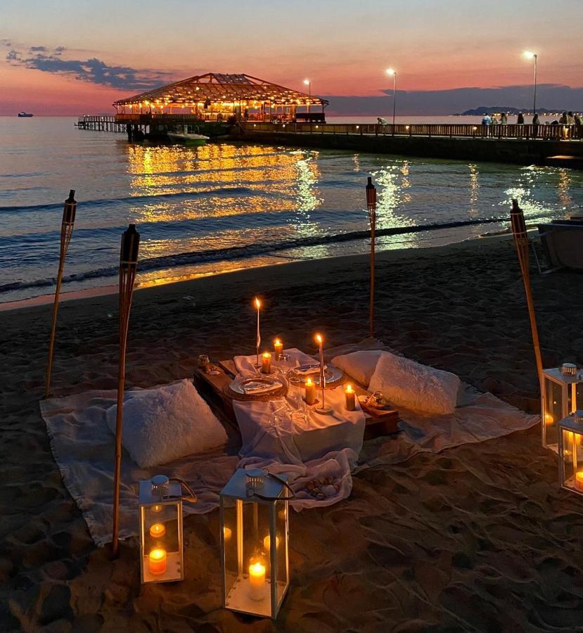 Klajdi Resort & Spa Golem  Dış mekan fotoğraf Beachfront dining at the Four Seasons Resort