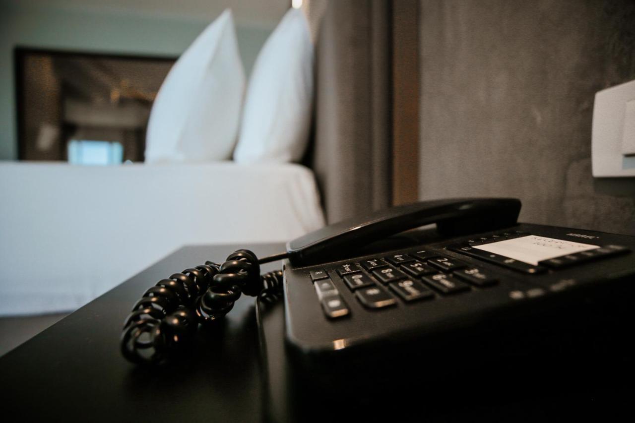 Klajdi Resort & Spa Golem  Dış mekan fotoğraf A telephone in a hotel room