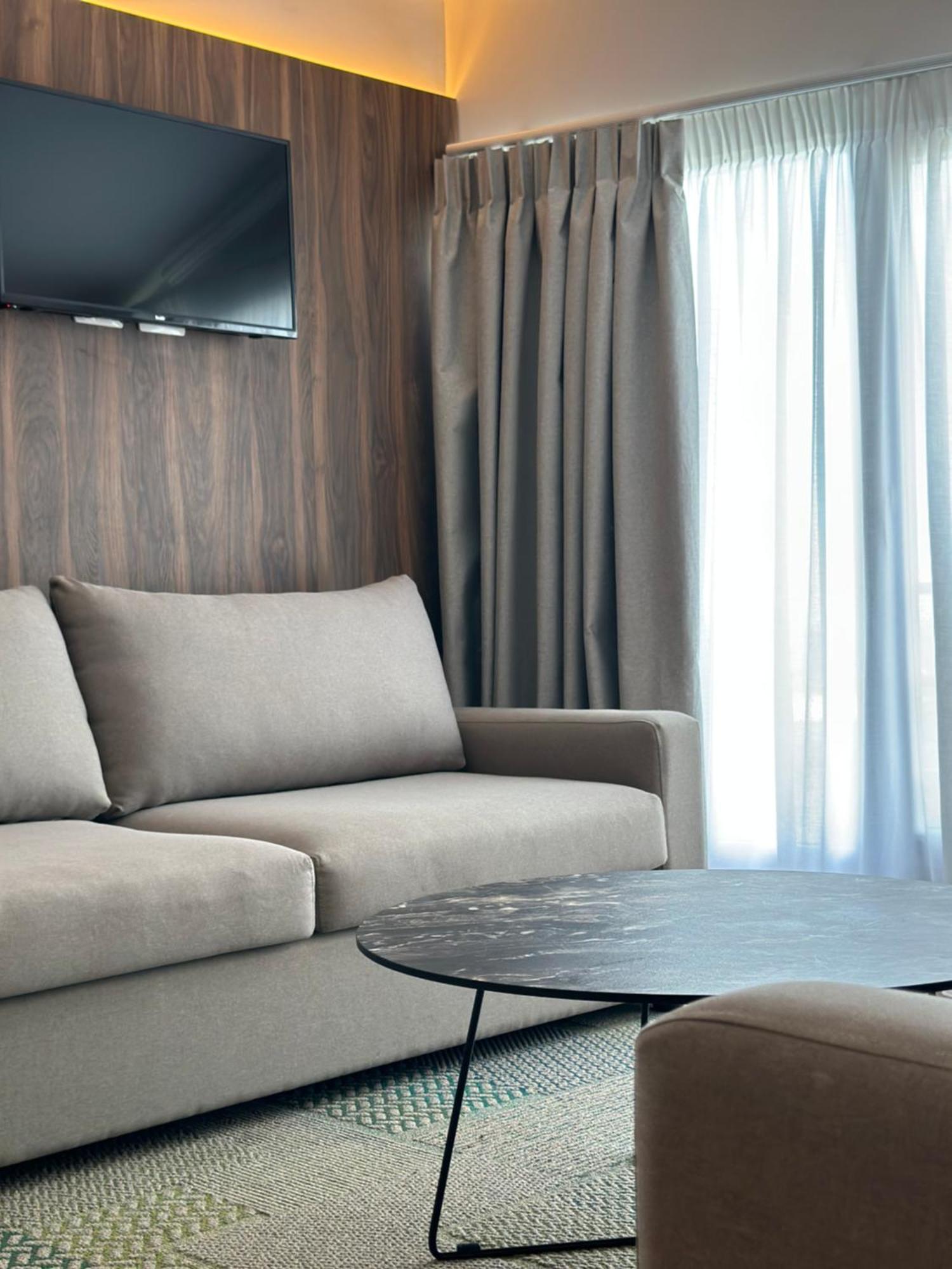 Klajdi Resort & Spa Golem  Oda fotoğraf A sofa